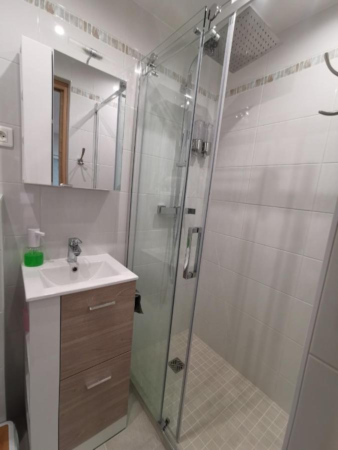 - Charming Little House With Terrace Hébergement de vacances