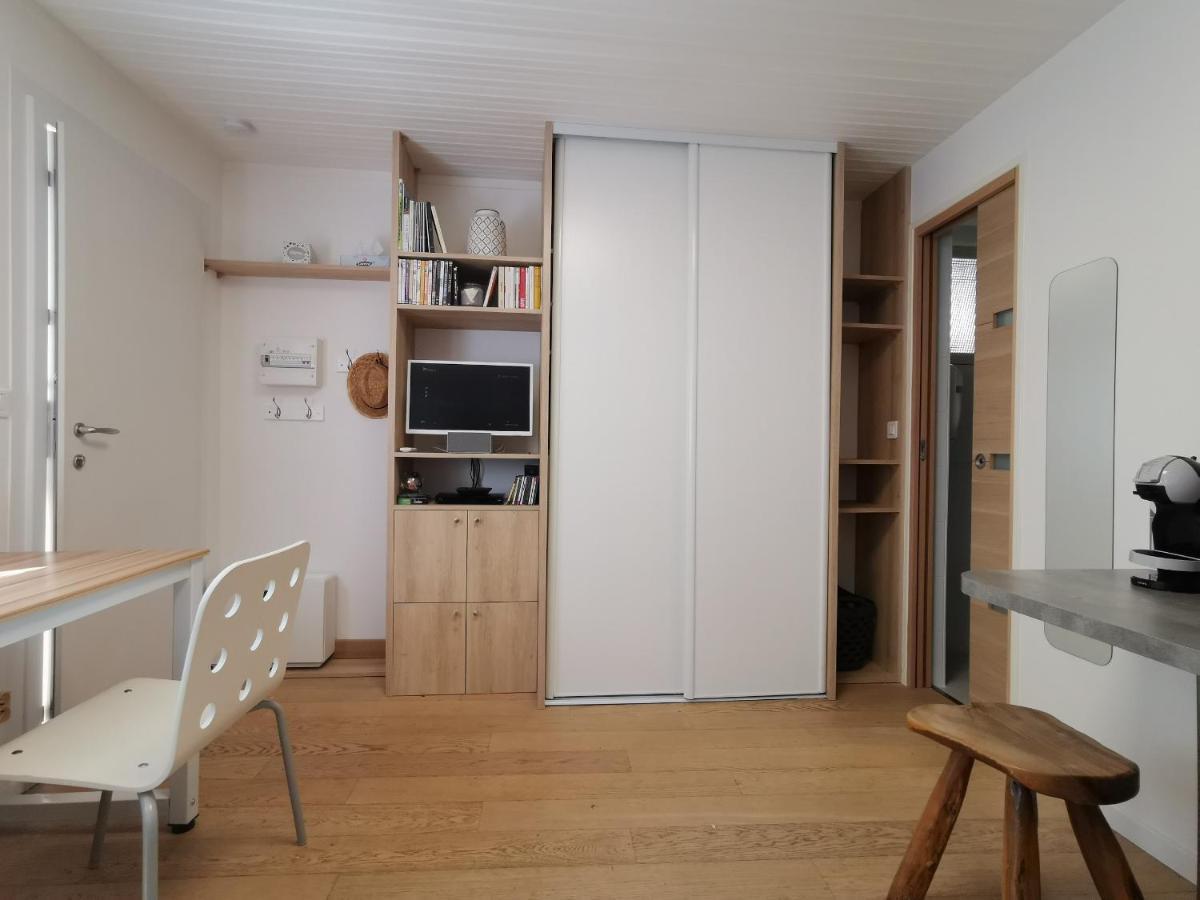 - Charming Little House With Terrace Hébergement de vacances *